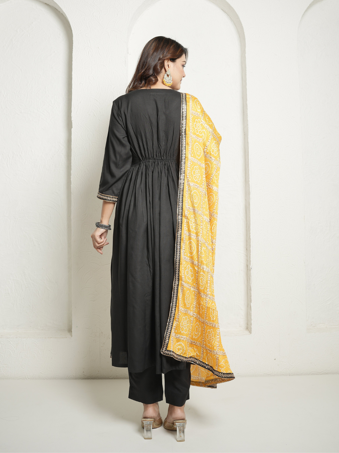 Black Straight Kurta with Pants and Dupatta | Bluz tasarımları, Hint  kıyafetleri, Tasarımcı giyim